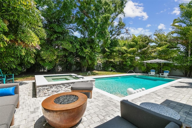 3607 W Roland St, Tampa, FL 33609 - pool with an in ground hot tub and a patio area