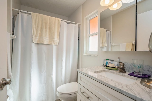 full bathroom featuring vanity, a shower with curtain, and toilet