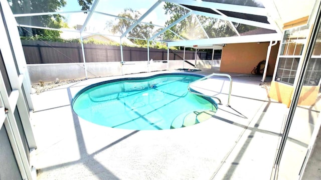 view of swimming pool with a fenced in pool, a patio area, a fenced backyard, and a lanai