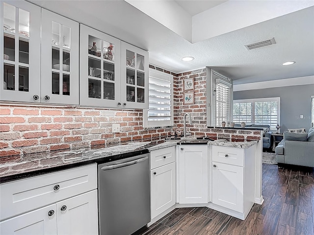 3611 Pine Knot Dr, Valrico, FL 33596 - kitchen featuring a peninsula, dishwasher, a sink, visible vents, and open floor plan