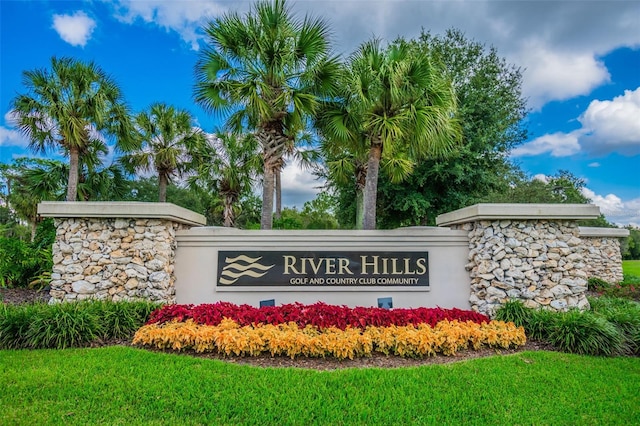 community sign featuring a lawn