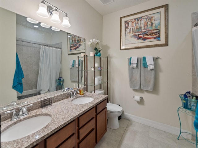 full bathroom with curtained shower, baseboards, a sink, and toilet