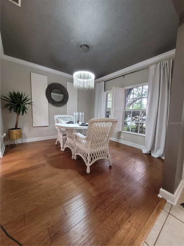 824 Greenbelt Cir, Brandon, FL 33510 - dining space featuring crown molding, hardwood / wood-style floors, a chandelier, and a textured ceiling