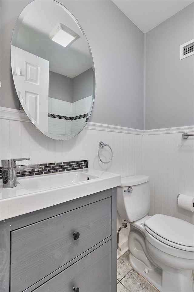 3045 Stratford Dr, Largo, FL 33771 - bathroom with wainscoting, vanity, and toilet