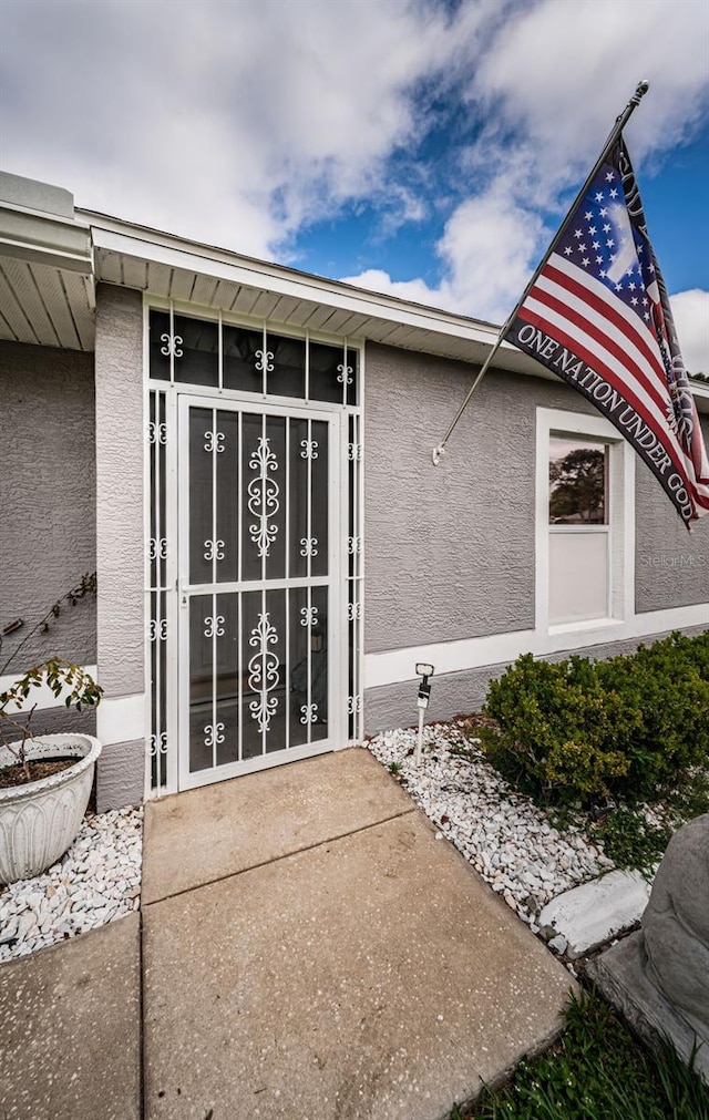 property entrance featuring stucco siding