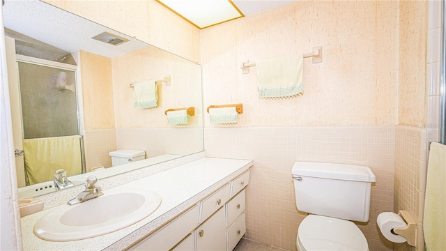 1655 S Highland Ave Unit F126, Clearwater, FL 33756 - full bath featuring a shower stall, visible vents, tile walls, and toilet