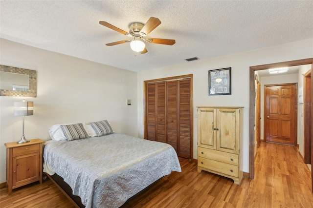 170 Foxfire Ln, Oldsmar, FL 34677 - bedroom with a ceiling fan, light wood-style flooring, visible vents, and a closet