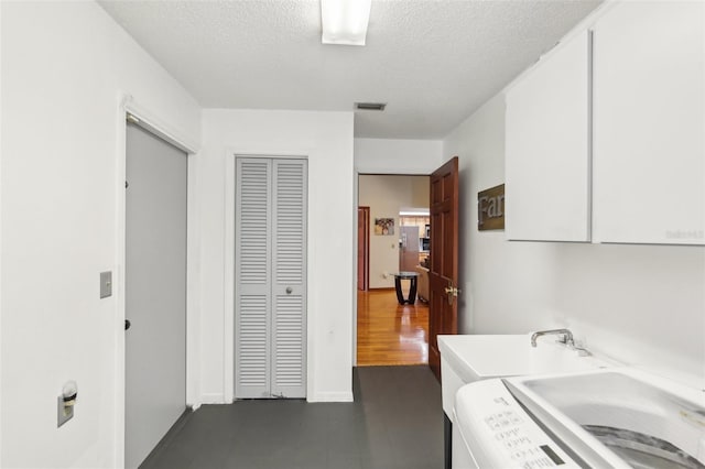 170 Foxfire Ln, Oldsmar, FL 34677 - washroom featuring laundry area, visible vents, a sink, a textured ceiling, and washer / clothes dryer