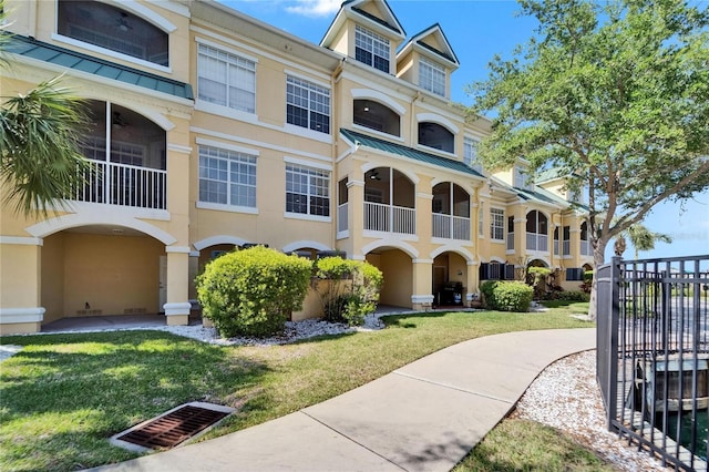 6451 Sunset Bay Cir, Apollo Beach, FL 33572 - view of front of house featuring stucco siding and a front lawn