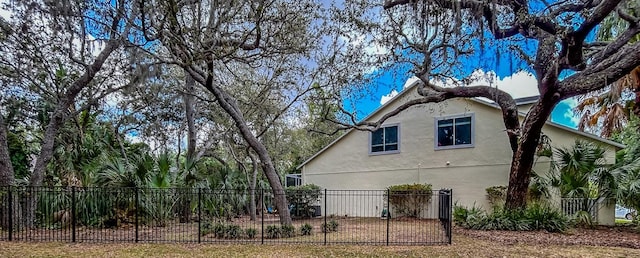 6230 Gannetdale Dr, Lithia, FL 33547 - view of side of home with stucco siding