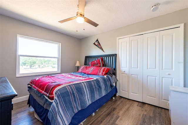 3302 W Caracas St, Tampa, FL 33614 - bedroom featuring wood finished floors, a closet, ceiling fan, baseboards, and a textured ceiling