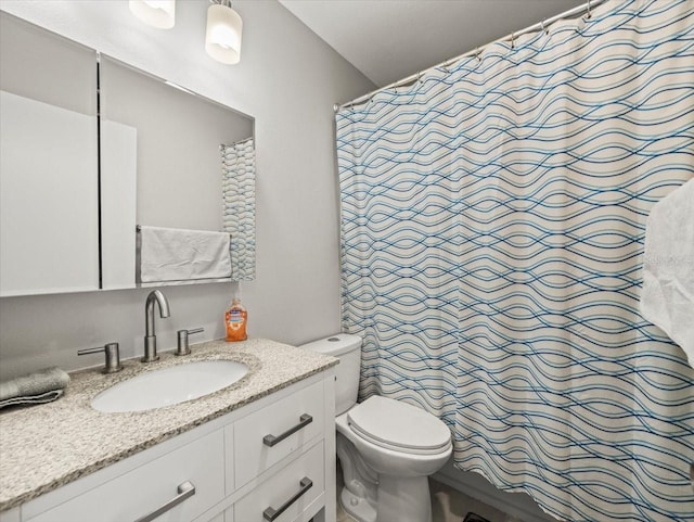 full bath featuring vanity, a shower with curtain, and toilet