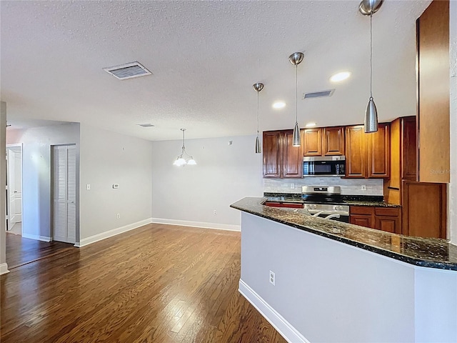 810 Island Walk Dr Unit 810, Tampa, FL 33602 - kitchen featuring wood finished floors, visible vents, baseboards, and stainless steel appliances
