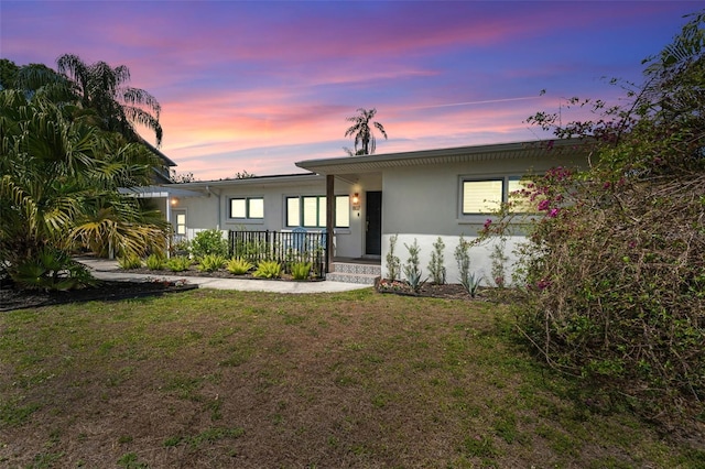 807 W Braddock St, Tampa, FL 33603 - view of front facade featuring a yard, stucco siding, and covered porch