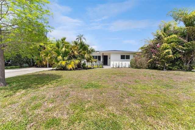 807 W Braddock St, Tampa, FL 33603 - view of front of house featuring stucco siding and a front yard