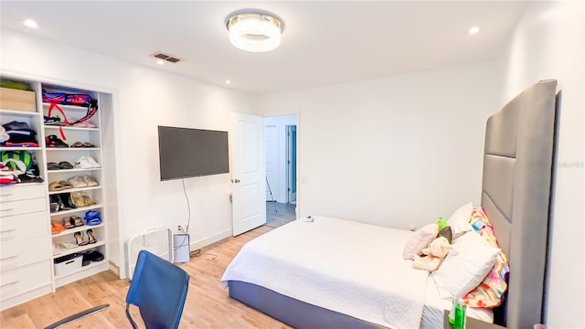 bedroom featuring visible vents, light wood-type flooring, and recessed lighting