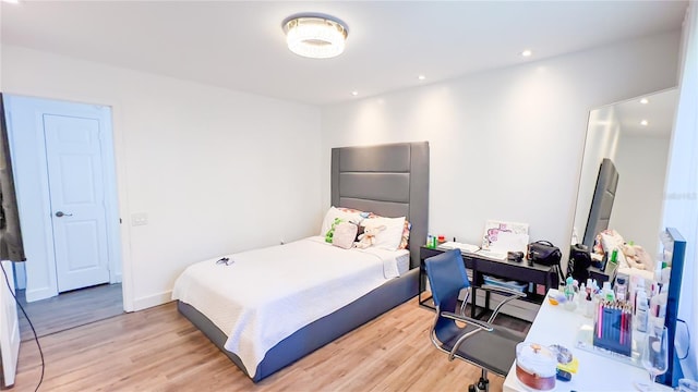 bedroom featuring light wood-style floors and recessed lighting