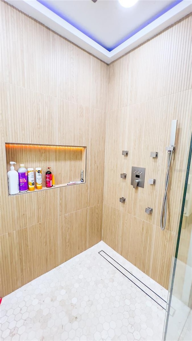 full bathroom featuring a tile shower