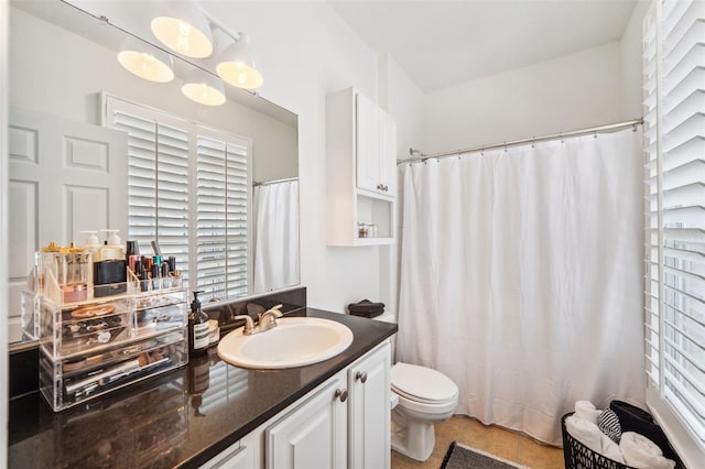 bathroom with a shower with shower curtain, vanity, and toilet