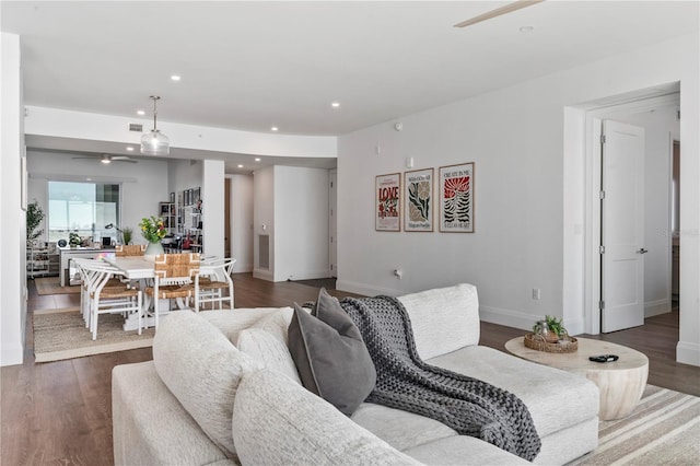 living area with recessed lighting, dark wood-style floors, baseboards, and ceiling fan