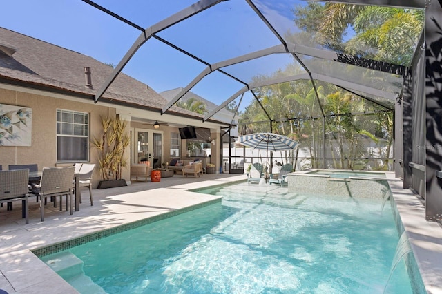 3325 W Wallcraft Ave, Tampa, FL 33611 - view of swimming pool featuring glass enclosure, outdoor lounge area, ceiling fan, a pool with connected hot tub, and a patio