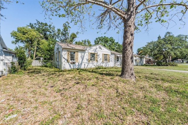 1025 W Berry Ave, Tampa, FL 33603 - view of front of property with a front lawn and fence