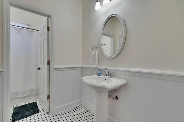 16420 Iola Woods Trl, Dade City, FL 33523 - full bathroom with wainscoting