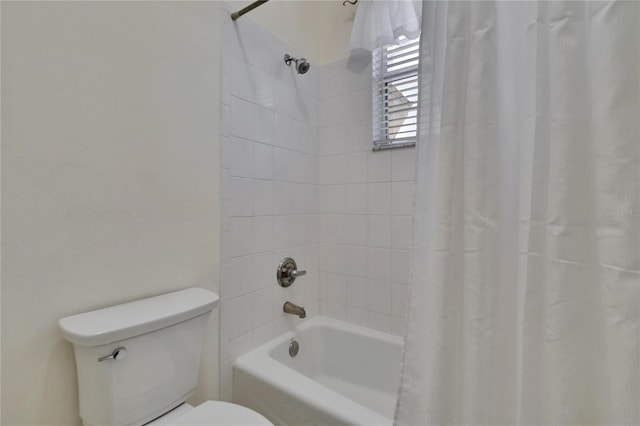 16420 Iola Woods Trl, Dade City, FL 33523 - bathroom featuring toilet and shower / tub combo with curtain