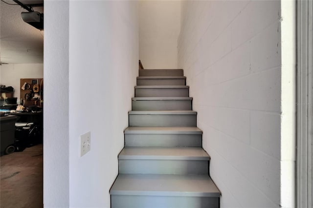 16420 Iola Woods Trl, Dade City, FL 33523 - view of stairway