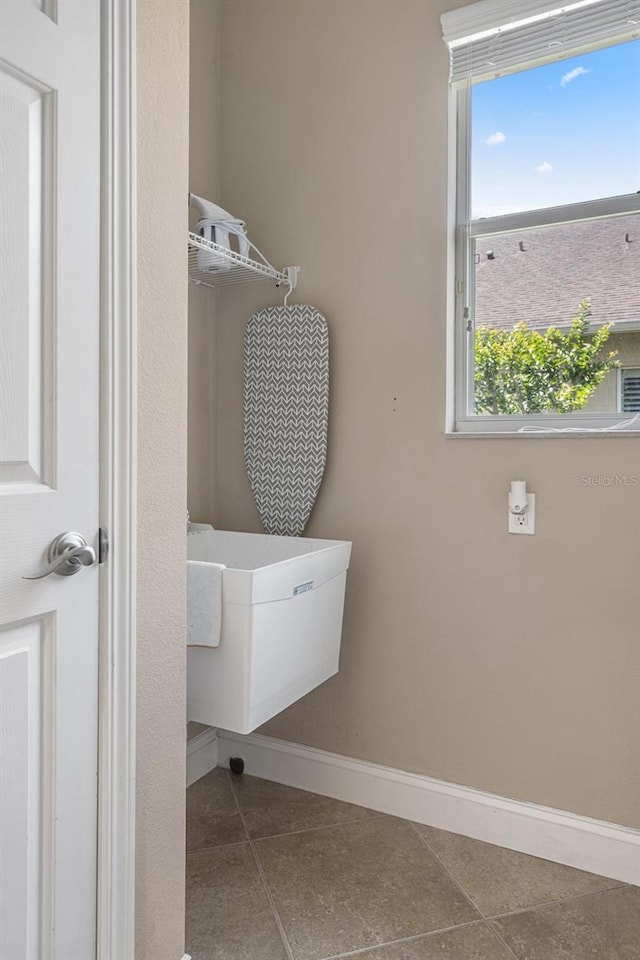 27318 Sora Blvd, Wesley Chapel, FL 33544 - clothes washing area with a sink, tile patterned floors, and baseboards