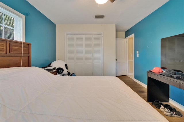1603 Cottagewood Dr, Brandon, FL 33510 - bedroom featuring dark wood-style flooring, baseboards, visible vents, a ceiling fan, and a closet