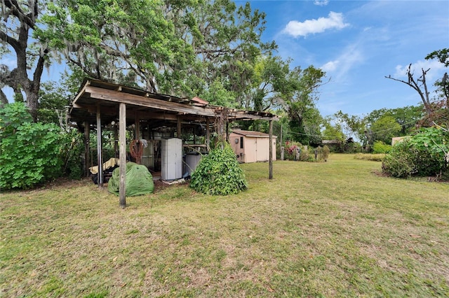view of yard featuring a storage unit and an outdoor structure