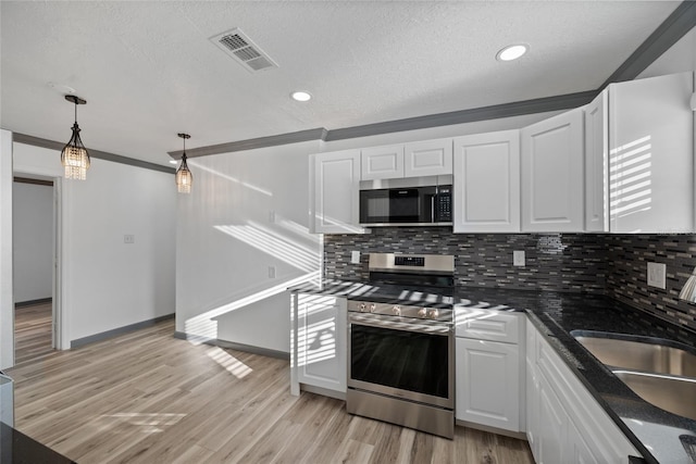 kitchen featuring ornamental molding, visible vents, a sink, and appliances with stainless steel finishes