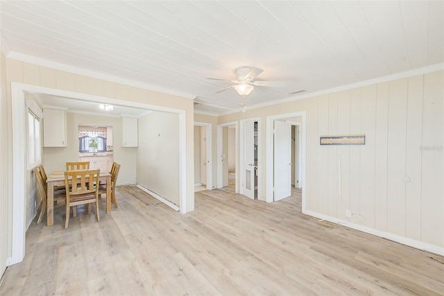 dining space with visible vents, ceiling fan, crown molding, and light wood finished floors