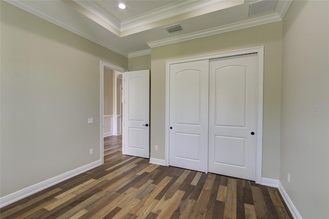 unfurnished bedroom featuring dark wood-type flooring, baseboards, visible vents, and a closet
