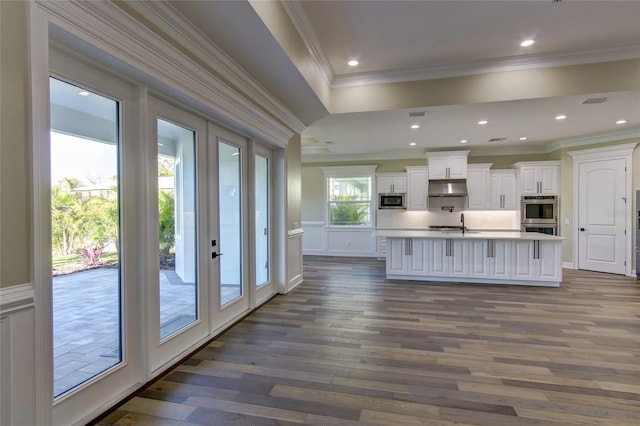 interior space with crown molding, a sink, dark wood-style floors, and recessed lighting