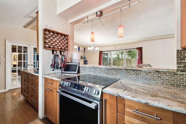 422 Dunedin Cir, Temple Terrace, FL 33617 - kitchen featuring dark wood-type flooring, electric stove, a chandelier, and tasteful backsplash