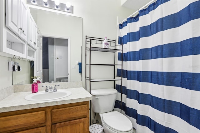 full bath with vanity, toilet, and curtained shower