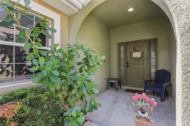 view of exterior entry with stucco siding