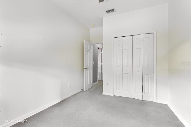 unfurnished bedroom featuring baseboards, a closet, and a ceiling fan