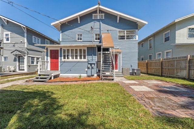 307 S Newport Ave, Tampa, FL 33606 - view of front of house with entry steps, a front lawn, fence, and cooling unit