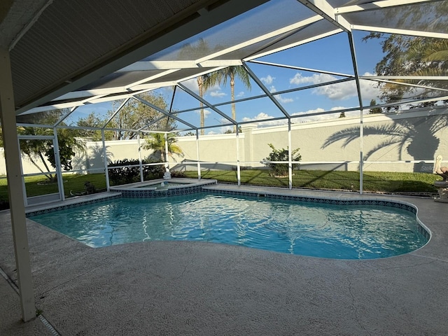 1695 Stable Trl, Palm Harbor, FL 34685 - view of swimming pool with a fenced in pool, a lanai, an in ground hot tub, and a patio area