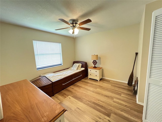 3907 Applegate Cir, Brandon, FL 33511 - bedroom with light wood-type flooring, a textured ceiling, ceiling fan, and a closet