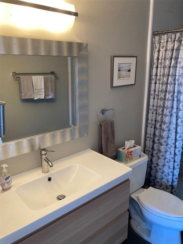 full bath featuring vanity, toilet, and a shower with shower curtain