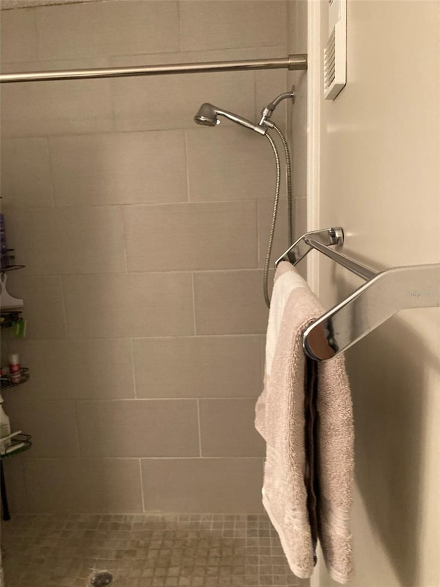 bathroom featuring tiled shower