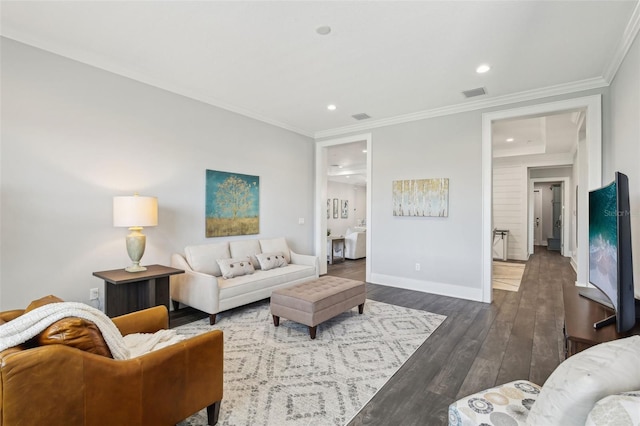 living room featuring baseboards, visible vents, recessed lighting, and dark wood-style flooring