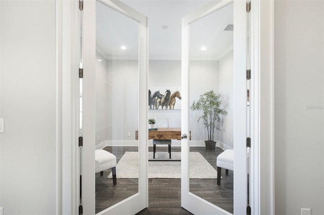 bathroom featuring ensuite bath, ornamental molding, wood finished floors, and recessed lighting