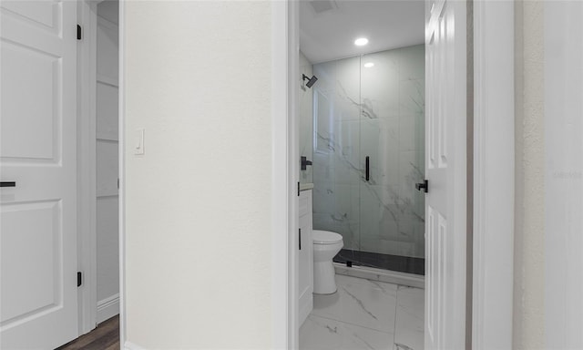 full bath with recessed lighting, a marble finish shower, toilet, and marble finish floor