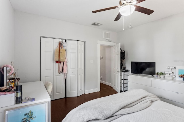 bedroom with wood finished floors, a ceiling fan, visible vents, and a closet