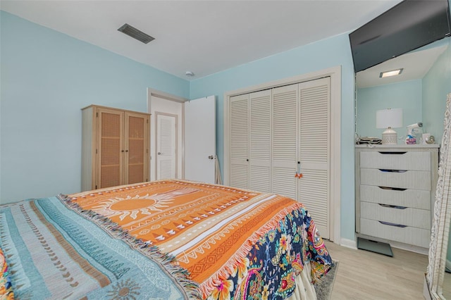 225 Cevera Dr, Dunedin, FL 34698 - bedroom featuring visible vents, light wood-style floors, and a closet